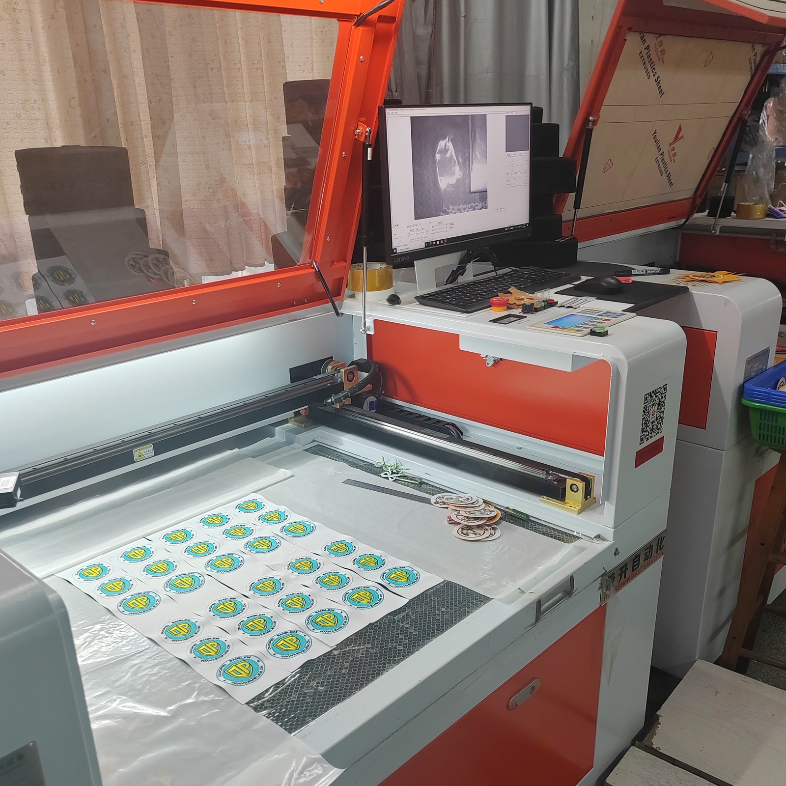 Laser cutting machine finishing Duopei embroidered badges